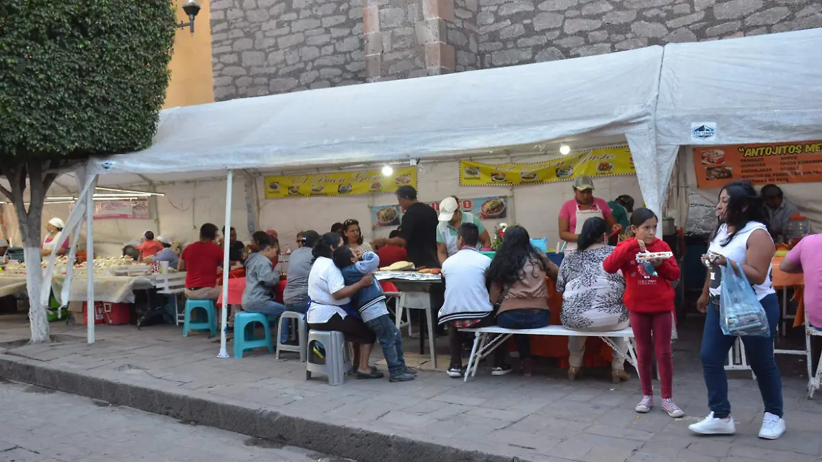 Comerciantes cuentan con tarjetas de Seseq que los avala como manejadores de comida.  Foto César Ortiz.